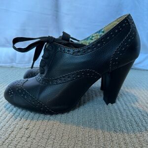 American Eagle Outfitters Black Oxford Lace-Up Heels
